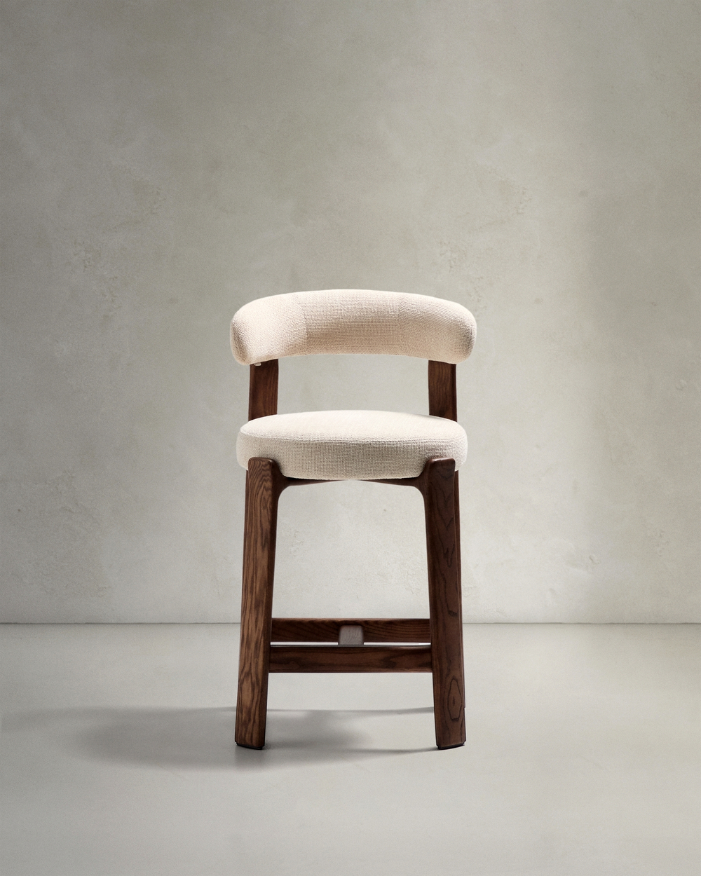 Полубарный стул Granite из бежевой синели и ясеня с отделкой орех 65 см