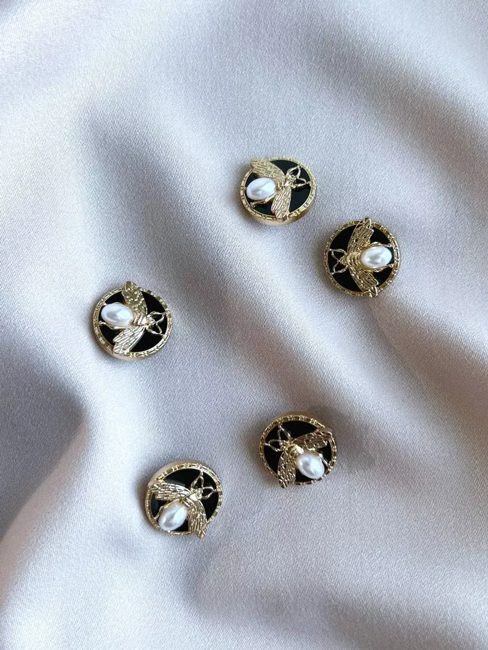 Декоративные металлические пуговицы на ножке