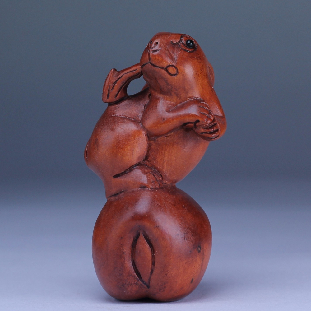 Нэцкэ Кролик с трубкой на шаре