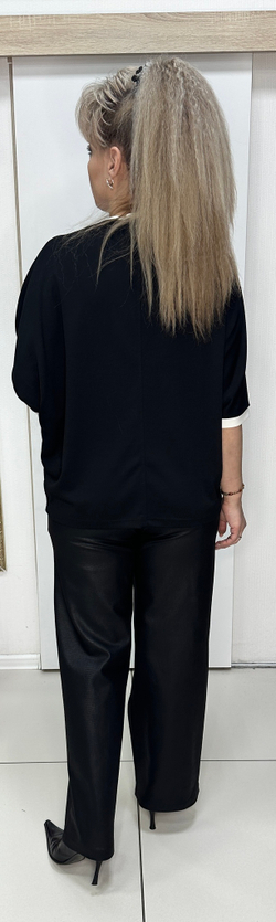 Нарядный черный джемпер с 2 белыми стразовыми цветами