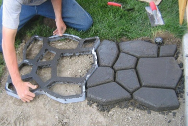 Почему не стоит изготавливать тротуарную плитку самостоятельно в домашних условиях?