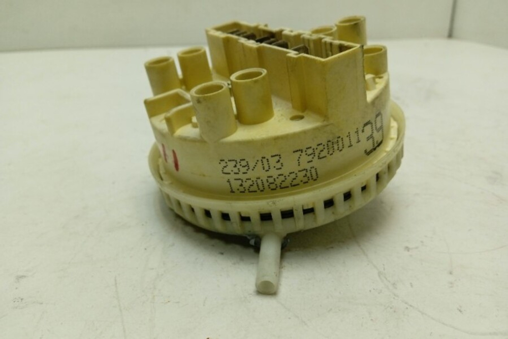 FE925N кт147 Датчик уровня воды для стиральной машины Zanussi 132082230 б/у
