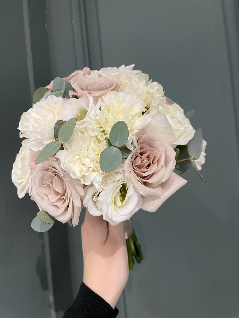 Свадебный букет из одноголовых роз, эвкалипта, диантусов и лизиантуса