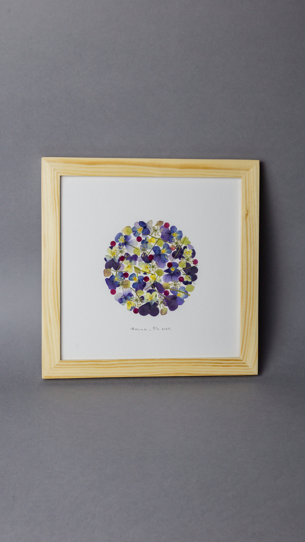 Виола, гортензия, роза. Картина из цветов в рамке