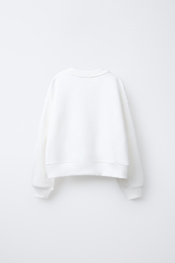 ZARA БЛЕСТЯЩАЯ ТОЛСТОВКА С РЕЛЬЕФНЫМ УЗОРОМ «КОРИЦЫ» ©САНРИО, ЖЕЛТОВАТО-БЕЛЫЙ