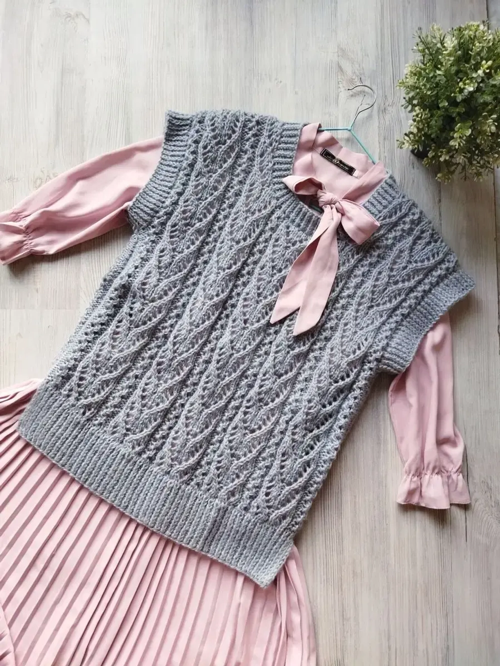 Жилет вязаный ажурный