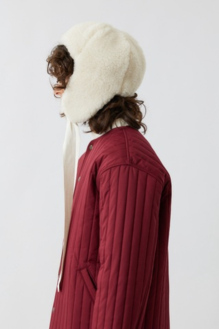 Белая шапка на завязках