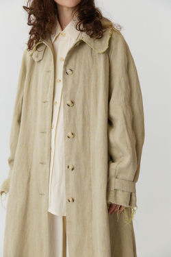 Объемный плащ из серо-зеленого льна