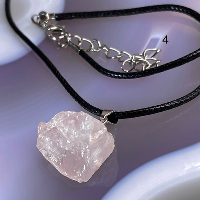 54040  Розовый кварц Кулон необработанный 22-24мм