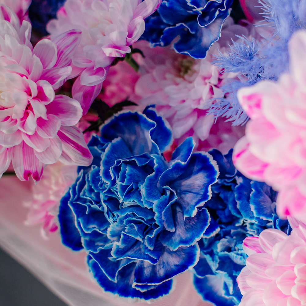 112. Стильный синий букет с розовой хризантемой