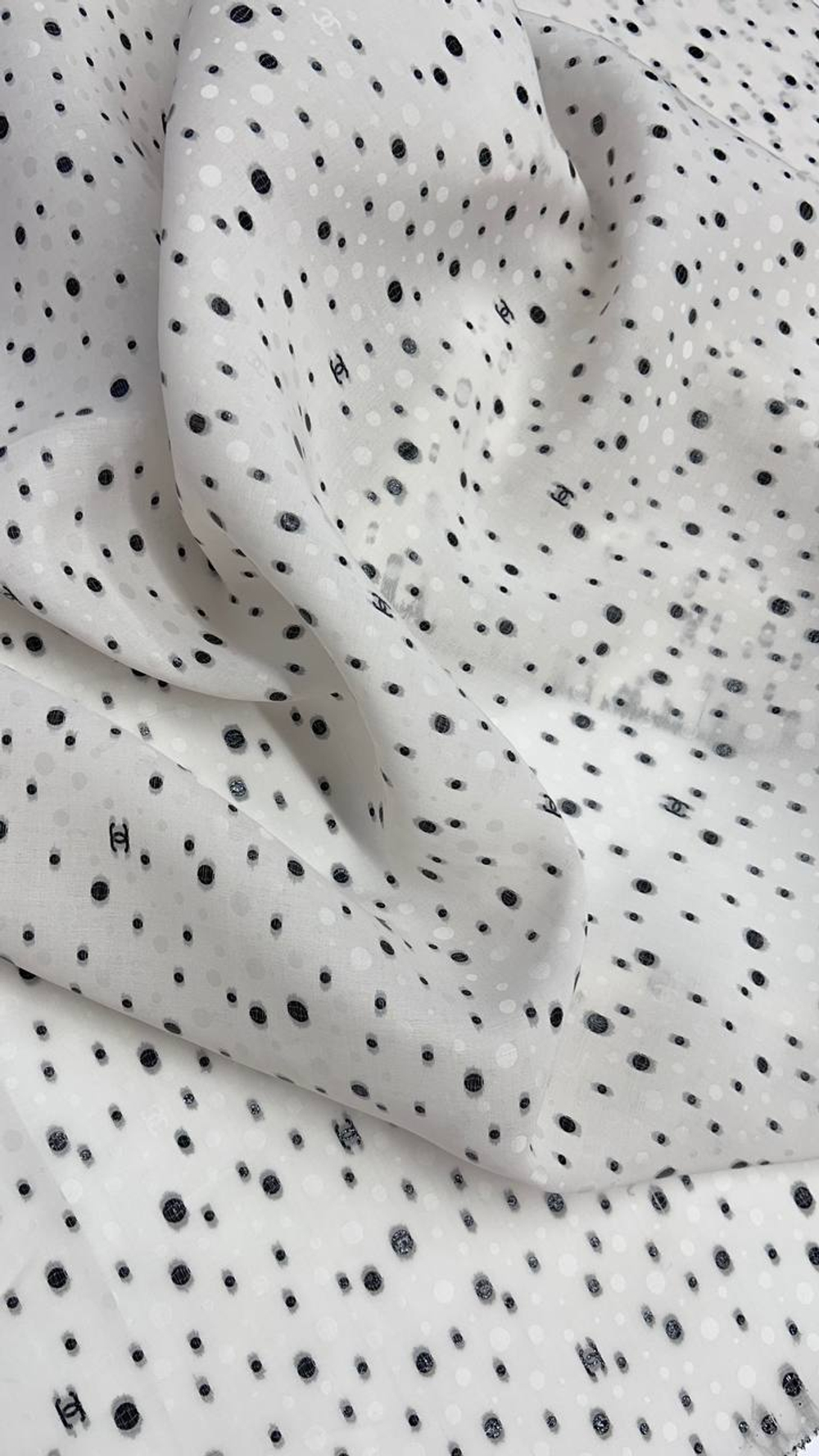 Шелк органза Chanel белый в горошек с лого
