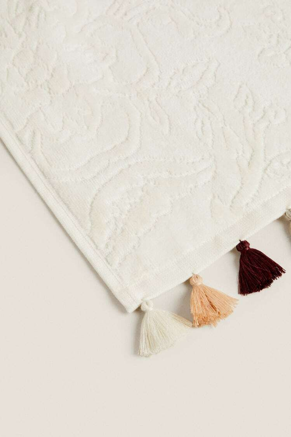 ZARA HOME ЖАККАРДОВОЕ ПОЛОТЕНЦЕ С КИСТОЧКАМИ, СЛОНОВАЯ КОСТЬ