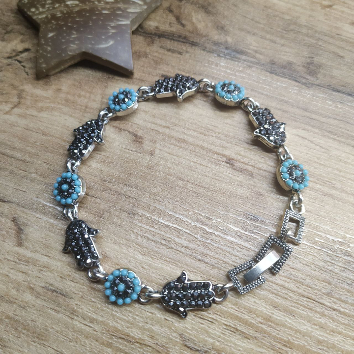 Браслет Vogue Хамса круг стразы графитовые бусинки голубые металл серебристый на красном бархате