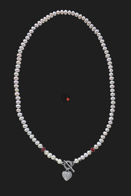 Колье из мелкого пресноводного жемчуга с подвеской в виде сердечка