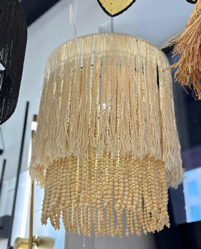 Подвесная люстра в натуральном стиле с многоярусной бахромой.