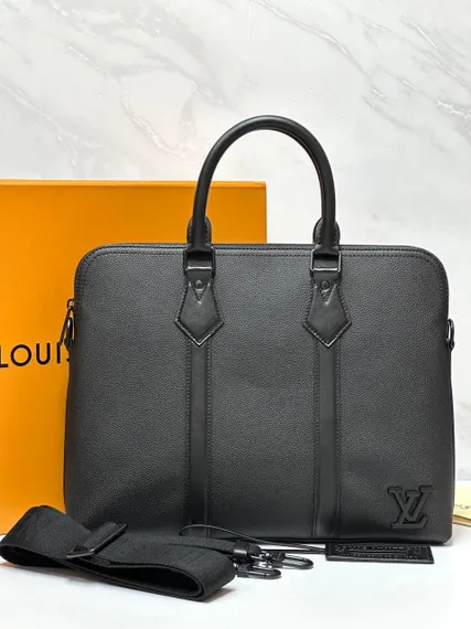 Портфель Louis Vuitton Takeoff из коллекции Aerogram, черная