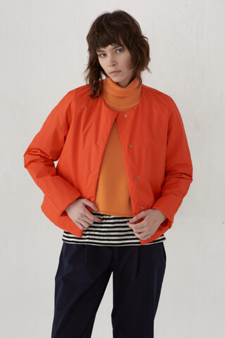 Короткая куртка оранжевого цвета