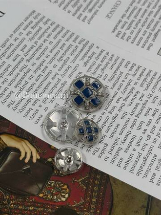 Пуговицы серебристые полупрозрачные с квадратными деталями темно синие