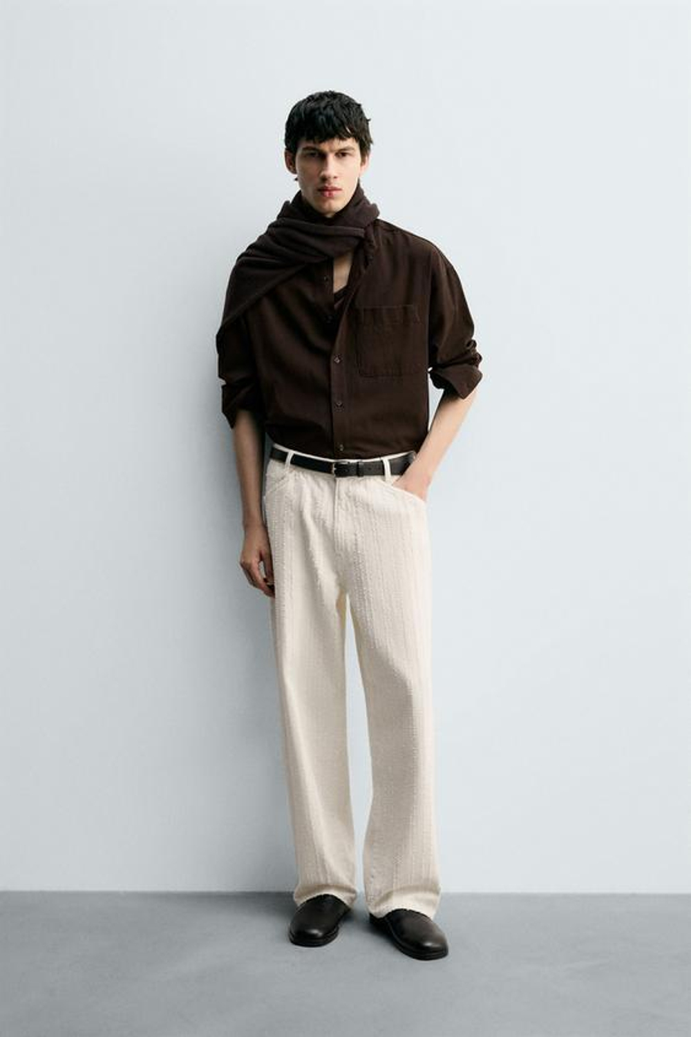 ZARA ДЖИНСЫ В ПОЛОСКУ С РЕЛЬЕФНЫМ УЗОРОМ, ЖЕЛТОВАТО-БЕЛЫЙ