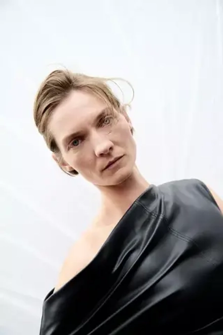 ZARA ПЛАТЬЕ ИЗ ИСКУССТВЕННОЙ КОЖИ СО СБОРКАМИ — ZW COLLECTION, ЧЕРНЫЙ