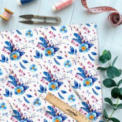 Ткань ниагара мелкие цветы и перья с брусникой на белом фоне