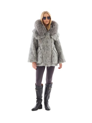 Серый пуховик из шерсти с капюшоном и мехом лисы