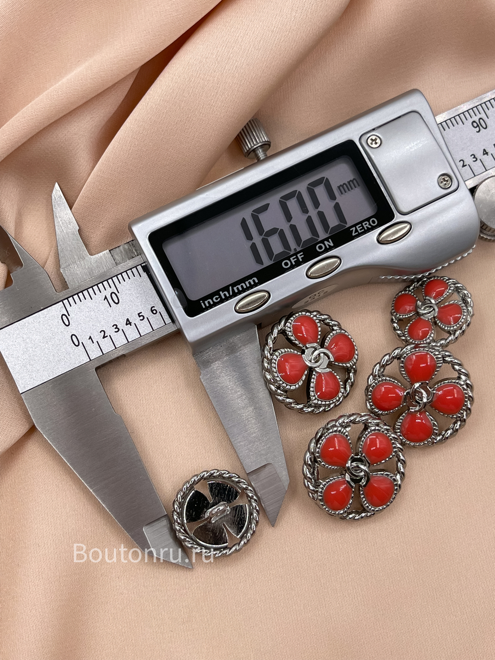 Пуговицы Шан. красный цветок в серебряном обрамлении
