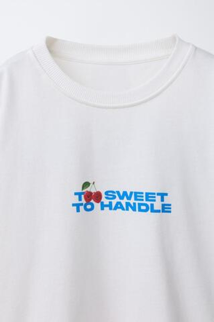 ZARA ФУТБОЛКА С ПРИНТОМ «ВИШНИ И КОНФЕТЫ», БЕЛЫЙ