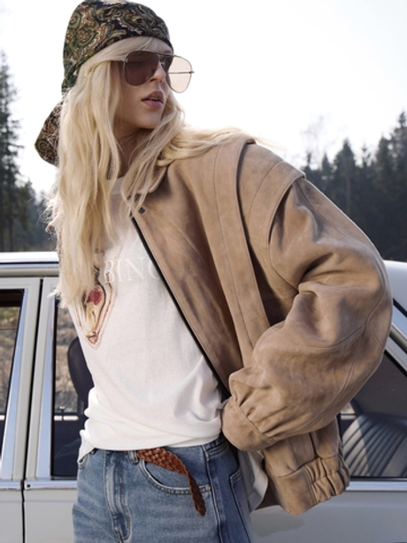 Светло-бежевая замшевая куртка-бомбер