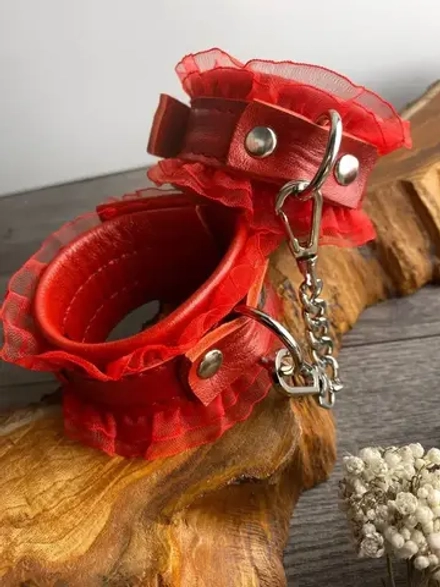 Наручники Indigo нат. кожа, рюши, красный