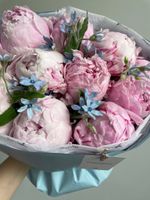 Букет 13шт пионов с незабудками в оформлении