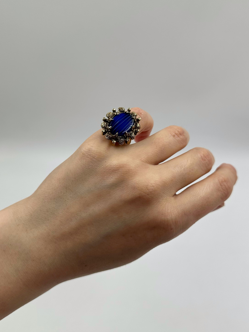 Кольцо с синей вставкой