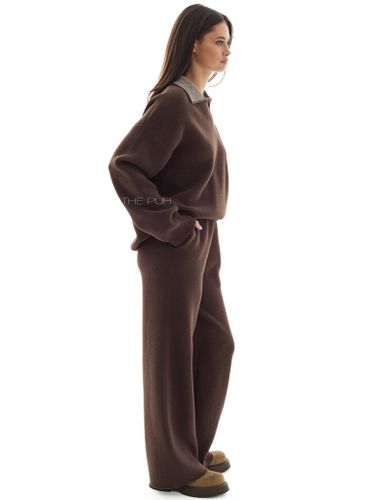 Шоколадный костюм с вышивкой и воротом-поло