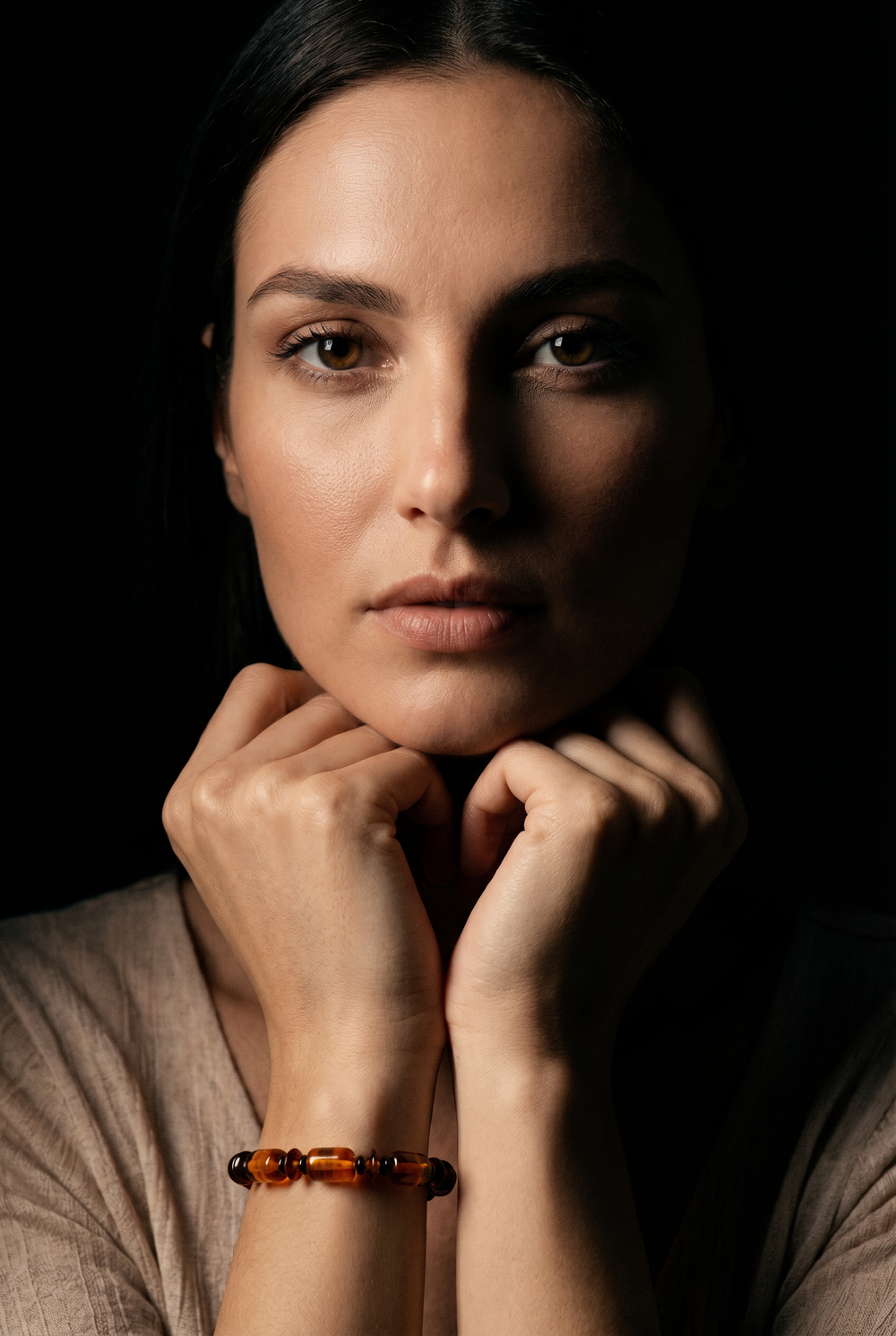 Браслет на руку. Янтарь натуральный формованный