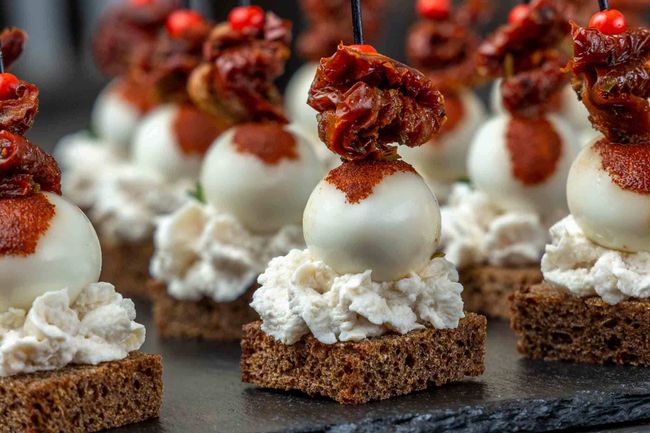 Канапе с куриным муссом и перепелиным яйцом, 20 шт.