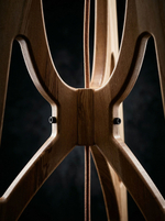 Фактура натурального дерева и детали крепления торшера Maestoso