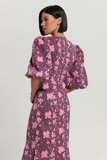 Платье в цветок с баской