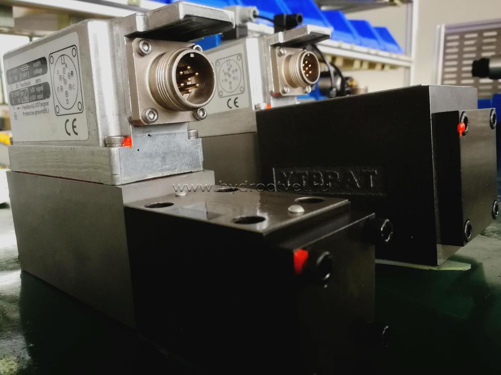 4WRPEH10CB50L-2X/G24K0/A1M - Сервораспределитель Ду10 с обратной связью по положению золотника и встроенным усилителем (OBE), номинальный расход 50 л/мин, характеристика L - линейная, схема C, сигнал управления A1 = ±10 V