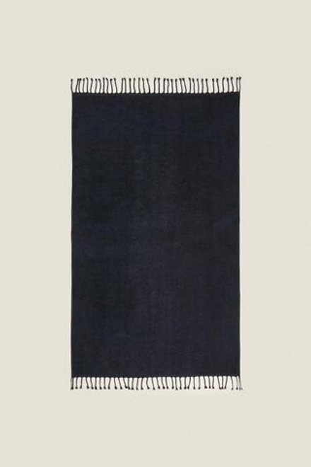 ZARA HOME ПЛЯЖНОЕ ПОЛОТЕНЦЕ ИЗ ХЛОПКА С БАХРОМОЙ, ТЕМНО СИНИЙ