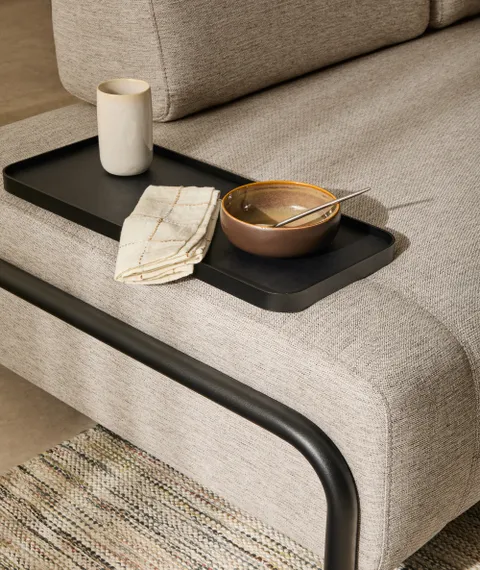 2-местный диван Compo серо-бежевого цвета с малым журнальным столиком и чёрным каркасом