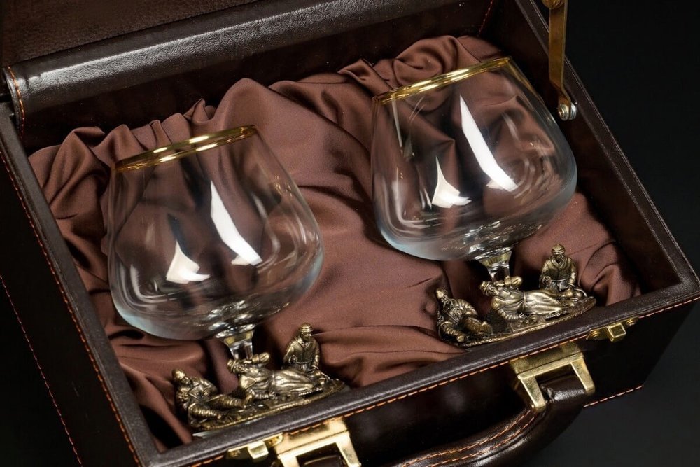 Бокалы для коньяка "Охотники на привале" эконом 2 шт. в подарочном футляре с художественным оформлением