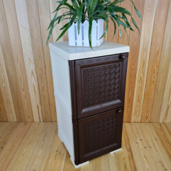 Тумба-шкаф пластиковая "УЮТ", с усиленными рёбрами жёсткости, две дверцы (верхняя плетёная, нижняя плетёная, открытие влево). Цвет: Бежевый с Коричневыми дверцами.