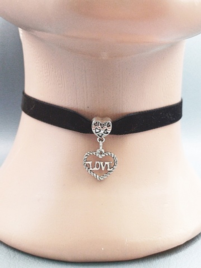 Чокер с подвеской Love