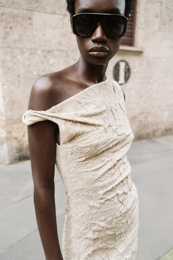 ZARA ЖАККАРДОВОЕ ПЛАТЬЕ СО СКЛАДКАМИ, РОЗОВАТО-КОРИЧНЕВЫЙ