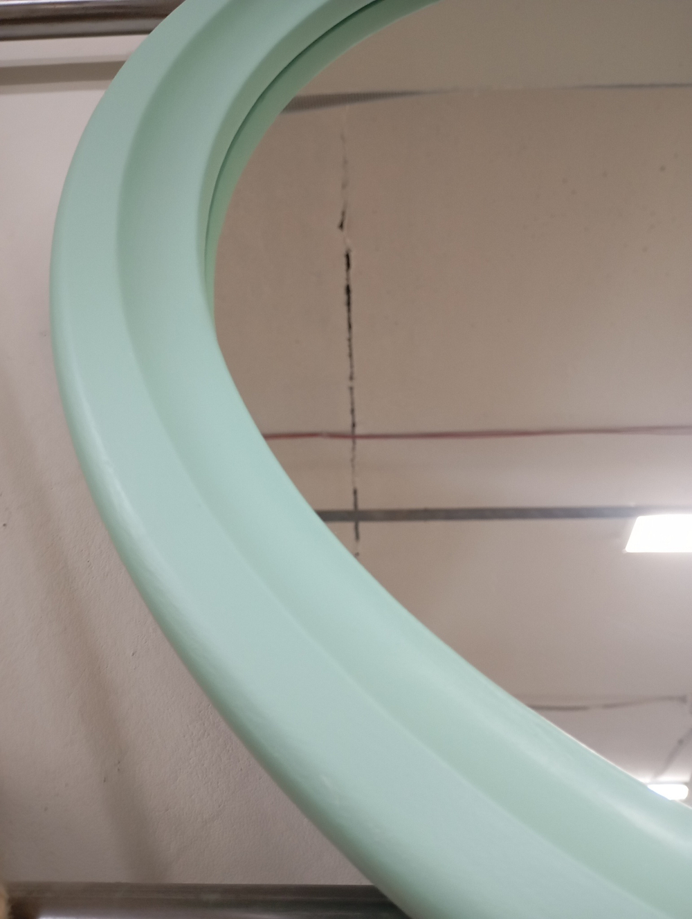 Зеркало круглое в деревянной раме