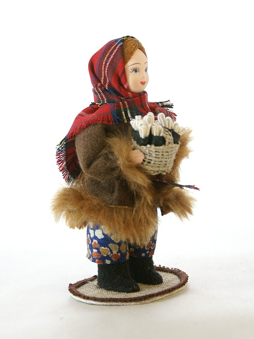 Кукла фарфоровая Девочка с корзиной подснежников