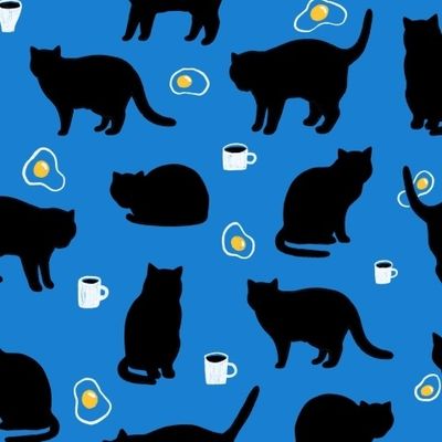 Черные коты котики, кофе и яичница.