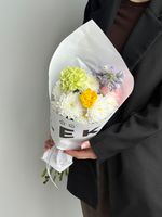 Кулек их хризантемы, диантуса, дельфиниума и ранункулюса