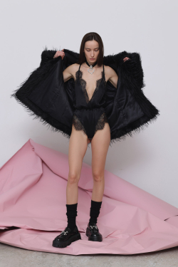 Шуба из эко-меха страуса черная