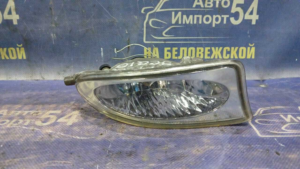 Туманка правая TOYOTA BREVIS 2004